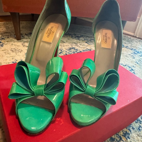 Beautiful Valentino D’Orsay patent leather bow heels in blue /green. Worn twice. - Picture 7 of 11